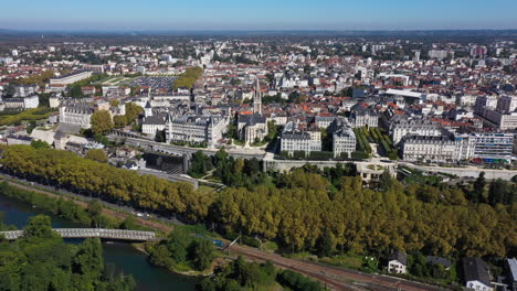 Wunderschöne-Luftaufnahme-Des-Zuges-Von-Pau,-Frankreich,-Der-Entlang-Der-Burg-Des-Gab-River-Fährt